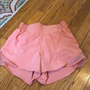 Lululemon women’s hotty hot shorts 4 in size 2 HR